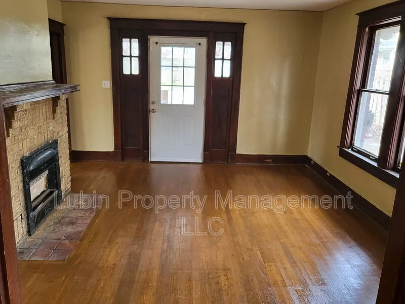 4 bed, 1.5 bath, 1563 sqft, $1,200 — Photo 2