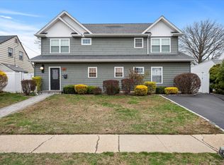 29 Swallow Ln, Levittown, NY 11756