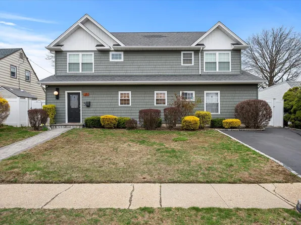 29 Swallow Lane, Levittown, NY 11756