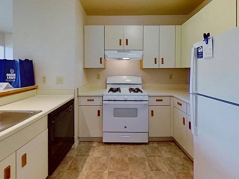Arbor Lakes Apartments — Photo 17