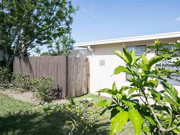 3rd image of 949 Cashew Cir