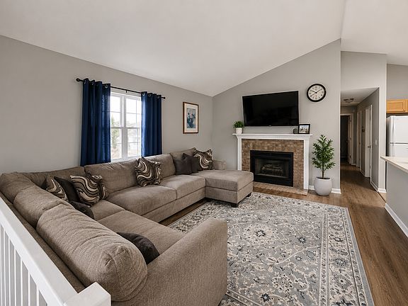 5th image of 634 Le Parc Cir #634