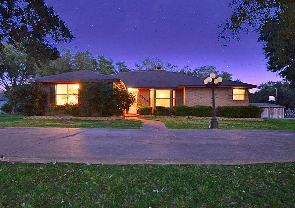IMMACULATELY MAINTAINED 1 ACRE LOT WITH MATURE TREES IN NEEDVILE!
