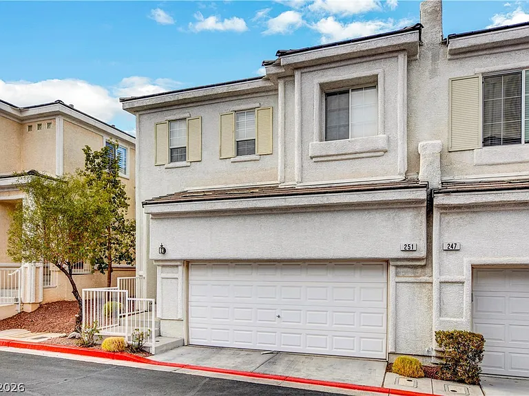 251 Queens Ct — Photo 3