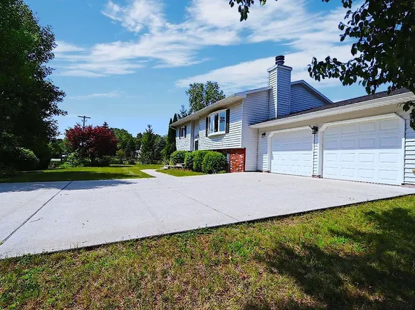 146 6th St, Oscoda, MI 48750