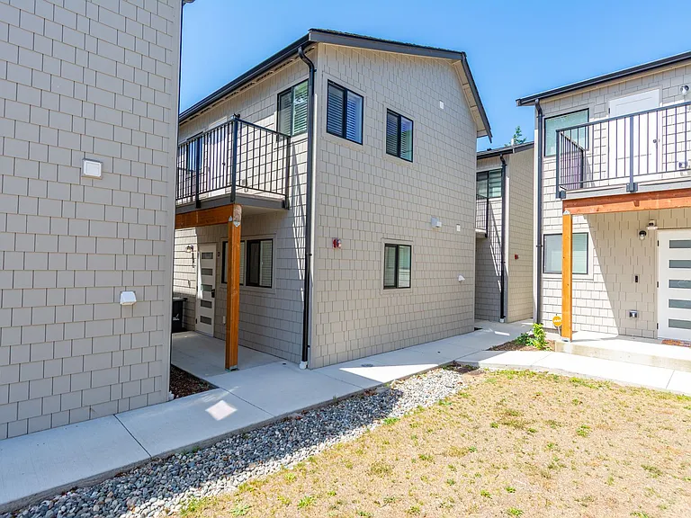 476 SE Barrington Dr #D — Photo 12