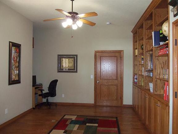 5th image of 209 Highland Gln