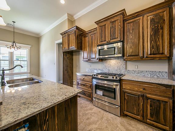 5th image of 302 Oak Hill Ln