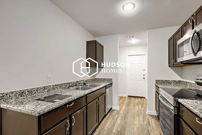 3639 Pine St — Photo 4