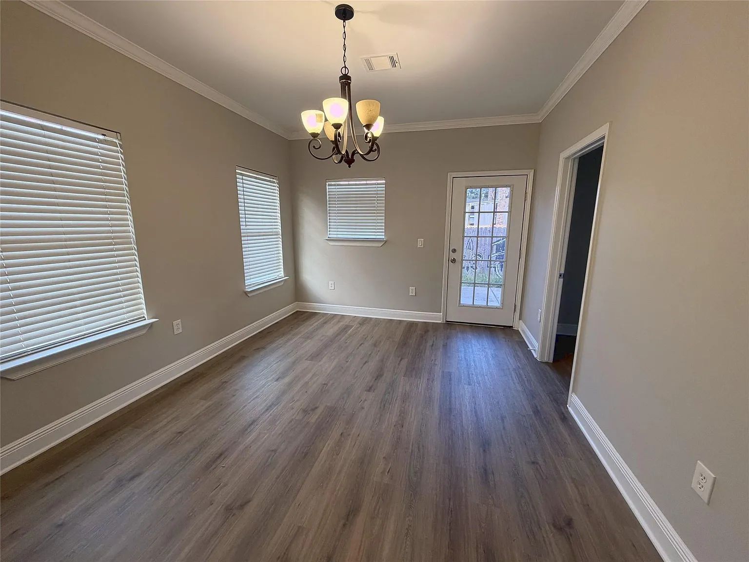 3 bed, 1.0 bath, 1643 sqft, $2,000 — Photo 3