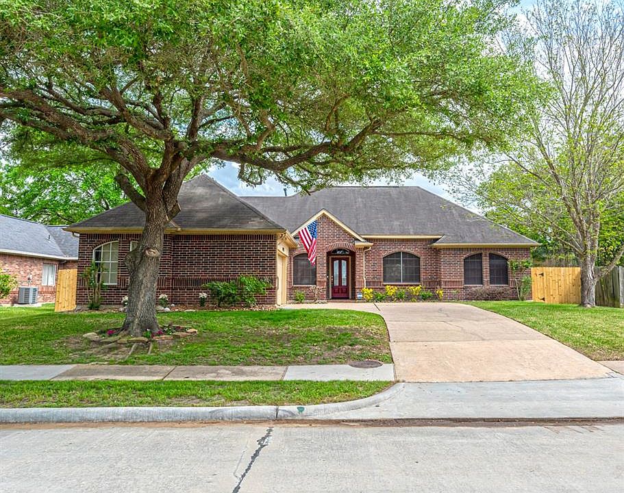 Welcome to your new one story home in the lovely neighborhood of Autumn Run. This well maintained home has tremendous curb appeal! The 8,402 SF lot features lovely flower beds and a majestic oak tree that provides much needed shade on those hot summe