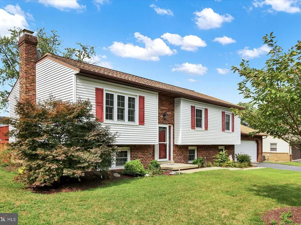 90 Meadow View Dr, Leola, PA 17540