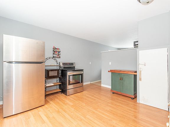 3rd image of 4610 Lexington Ave
