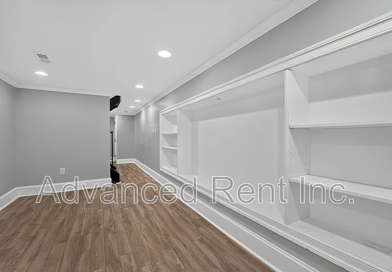 528 S Curley St — Photo 22