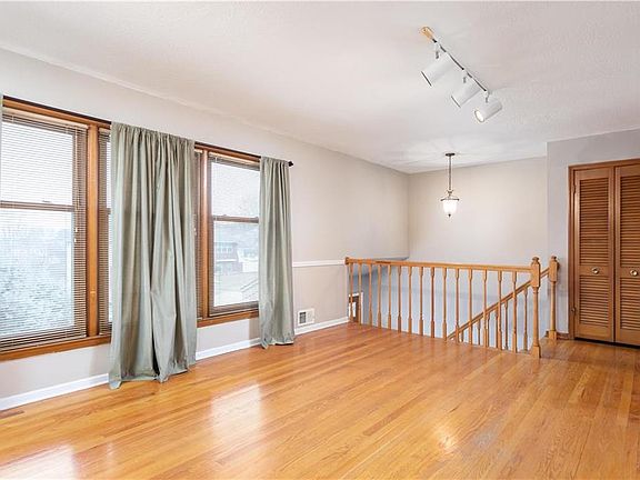 5th image of 407 E 105th Ter