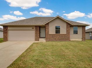 5573 W Longleaf Dr, Springfield, MO 65802