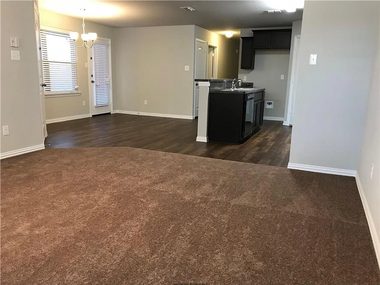 Beautiful 3 Bedroom 2 bath in River Gardens Addition — Photo 3