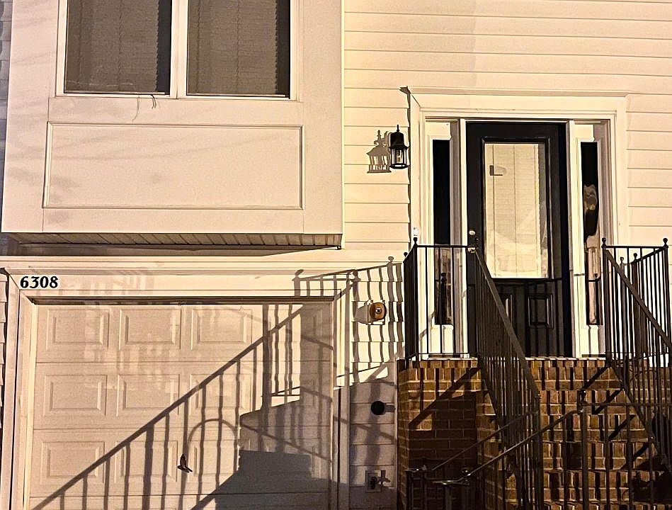 Front entrance / 1 car garage