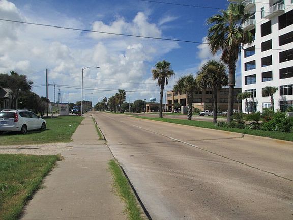 3rd image of 827 University Blvd