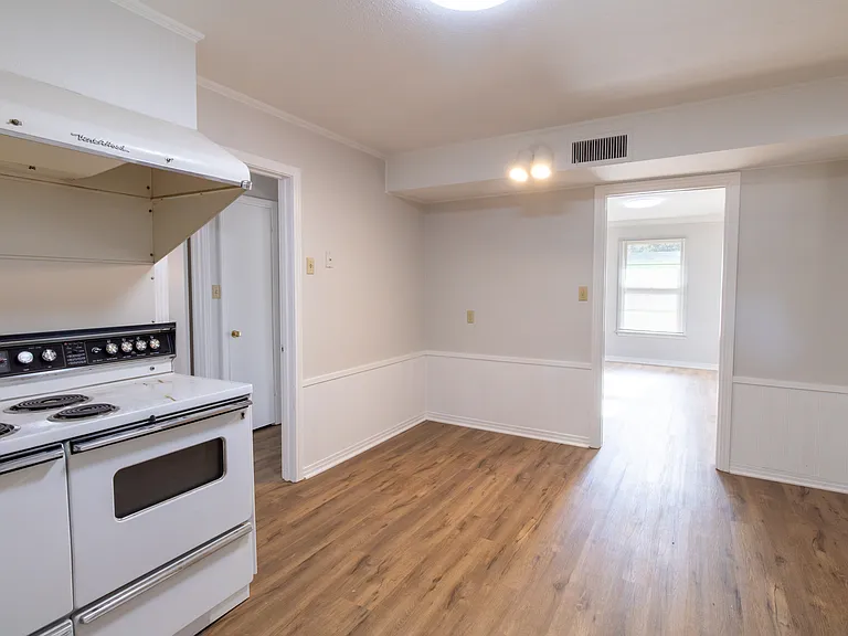 2400 Hampstead Ln — Photo 11