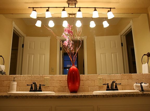 4th image of 4403 SW Parkway Dr
