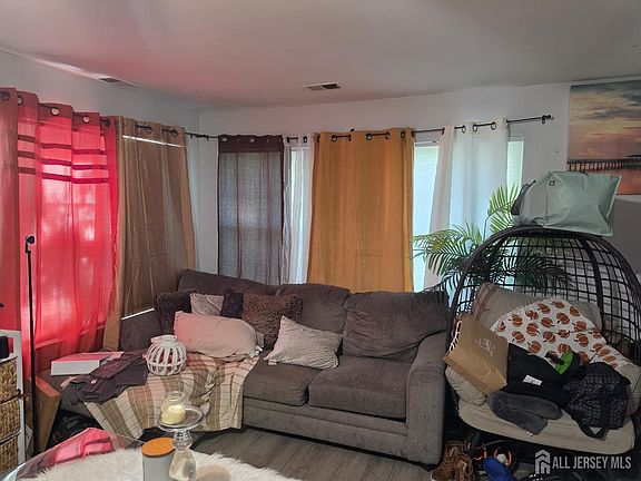 4th image of 80 Pennsylvania Way