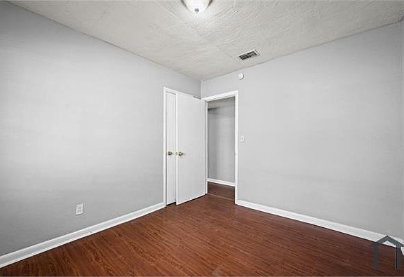 5th image of 1831 Lambert St