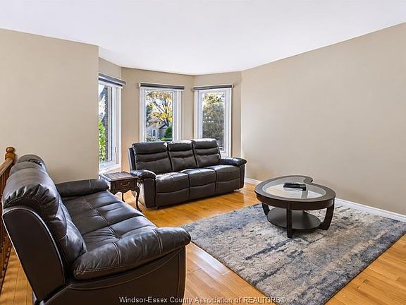 5th image of 726 Sandison St