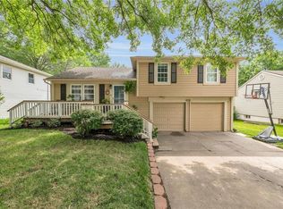 410 Meadowbrook Ln, Olathe, KS 66062