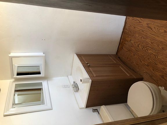 Guest bath with shower/tub