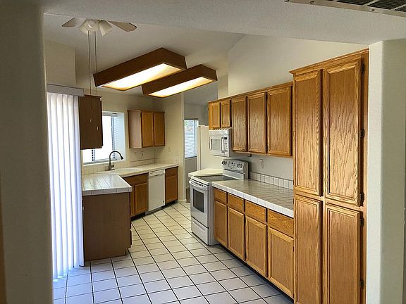Kitchen from breakfast-area