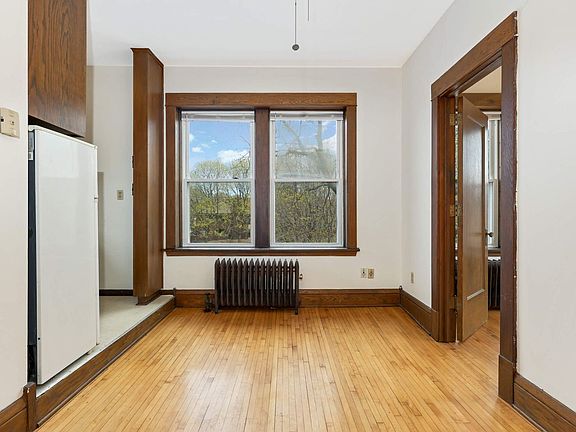 3rd image of 1117 W Franklin Ave #301