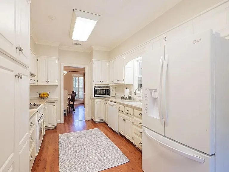 1009 Williamsburg Dr — Photo 10