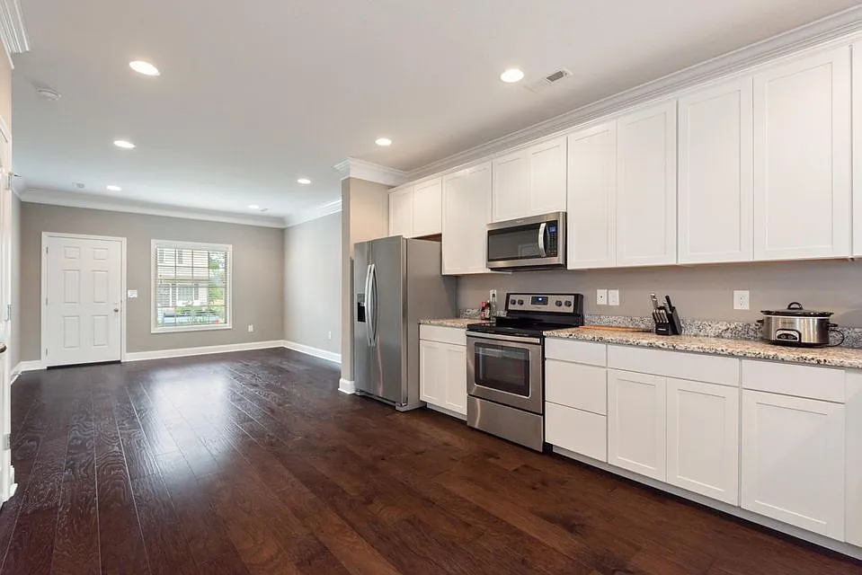 3 bed, 2200 sqft, $2,500 — Photo 3