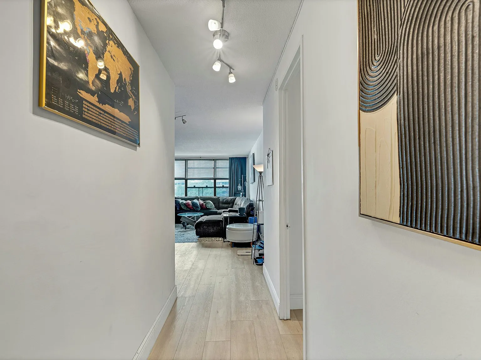 1 bed, 1.5 bath, 932 sqft, $2,995 — Photo 2