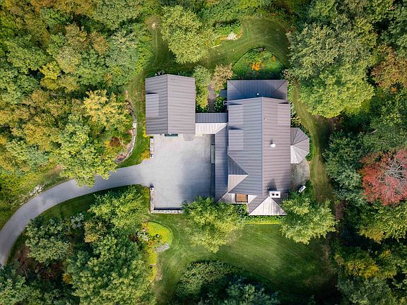 5th image of 422 Shagbark Lane