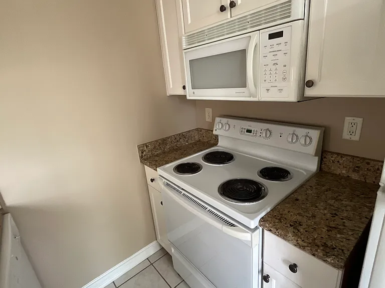 1700 N Elm St #P5 — Photo 8