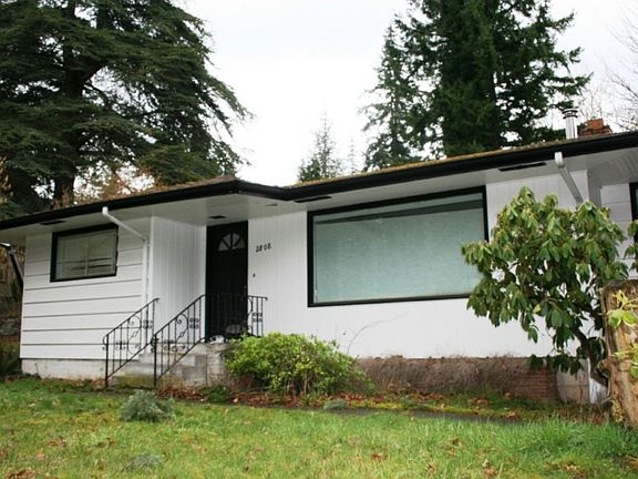 Good sized front yard