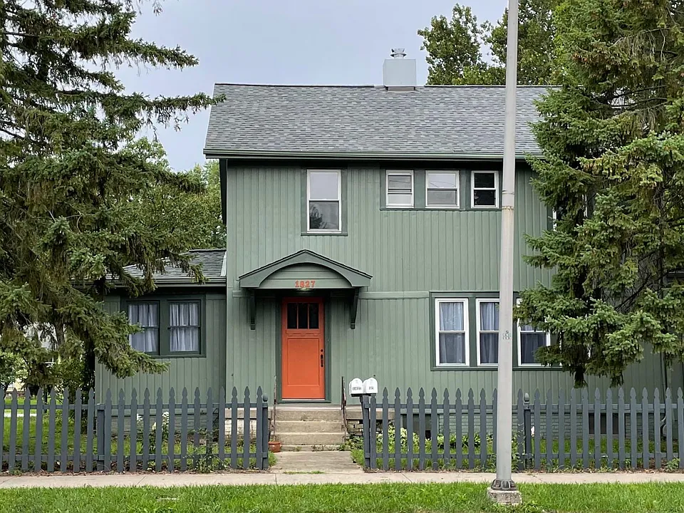 1827 Main St