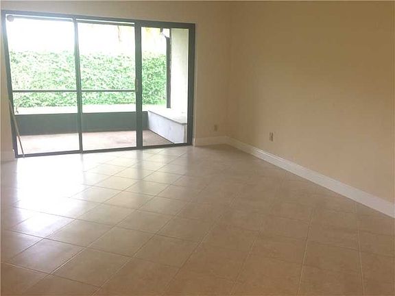 5th image of 351 Lakeside Ct #218