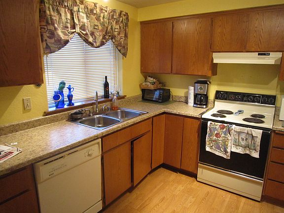 kitchen/sink area