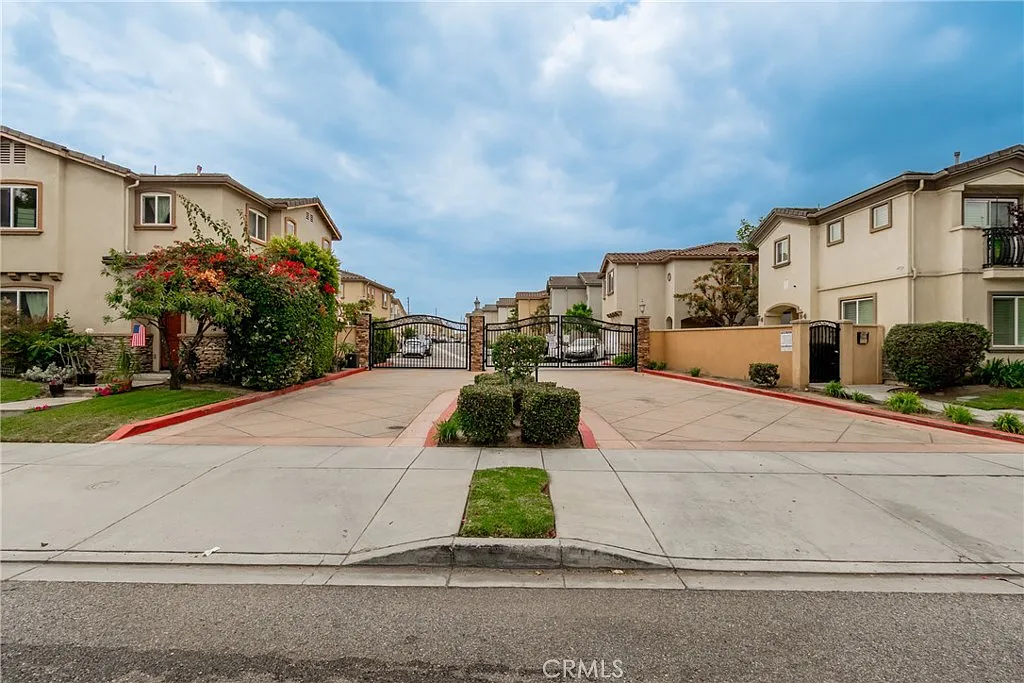 4 bed, 2.5 bath, 1834 sqft, $4,000 — Photo 1