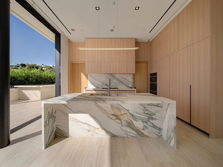 8765 Hollywood Blvd — Photo 24
