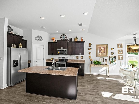 5th image of 23038 Ridgewood Dr