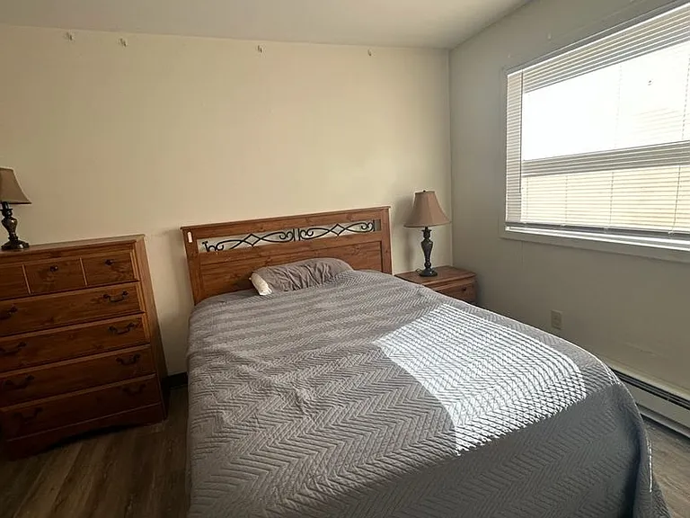 383 College Street — Photo 8