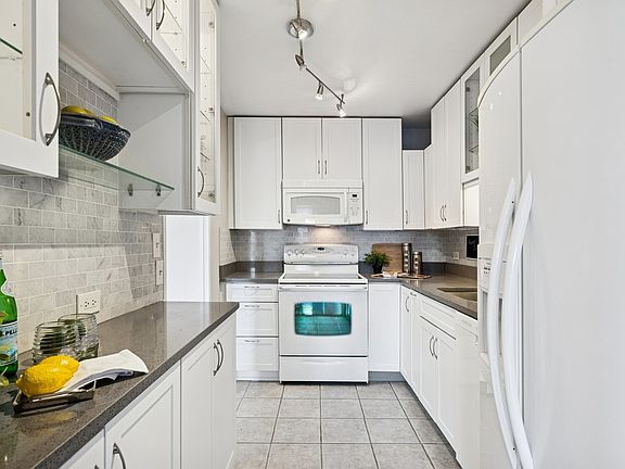 2nd image of 6157 N Sheridan Rd APT 3M