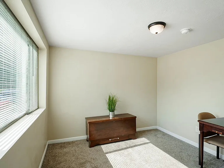 696 N Ctr — Photo 9