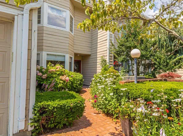 22 Lakeside Lane #22, Bay Shore, NY 11706