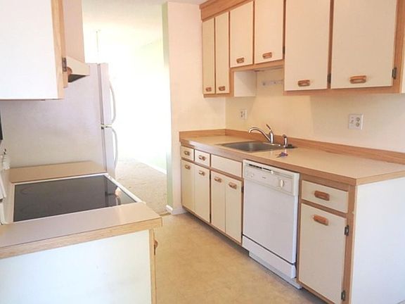 5th image of 837 Fox Hollow Dr #837