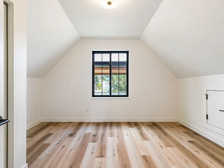 1615 Larrabee Ave — Photo 14